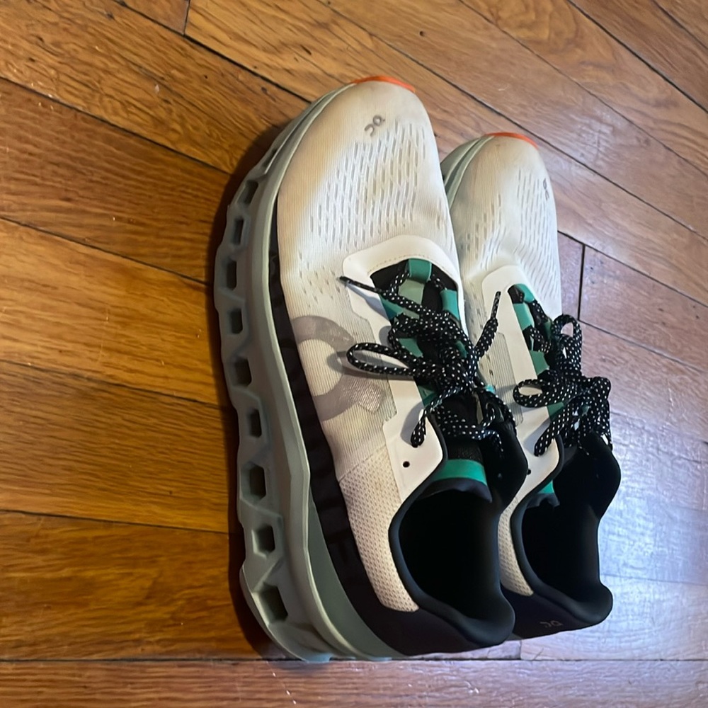 Women’s tennis shoes size 10